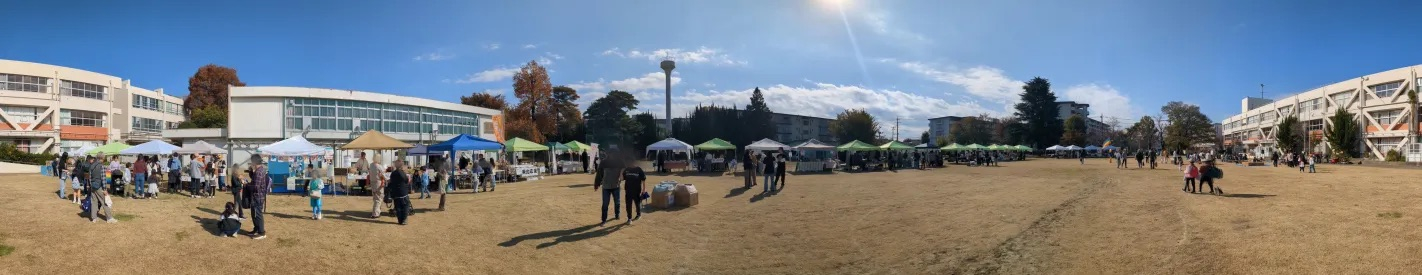 イベント最中の会場全体のパノラマ写真
